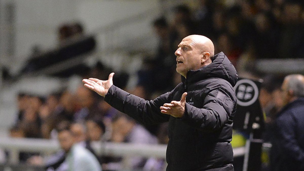 El técnico madrileño pide explicaciones al colegiado durante un encuentro en El Plantío.