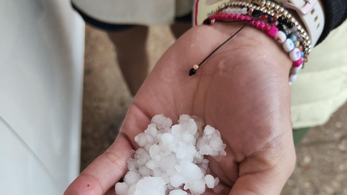 Piedras de granizo recogidas en la plaza mayor de Lerma.