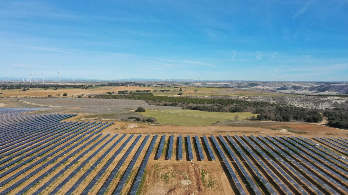 Eólica. Es una fuente de generación limpia, renovable, autóctona e inagotable que se obtiene al transformar en electricidad la energía cinética del viento.
