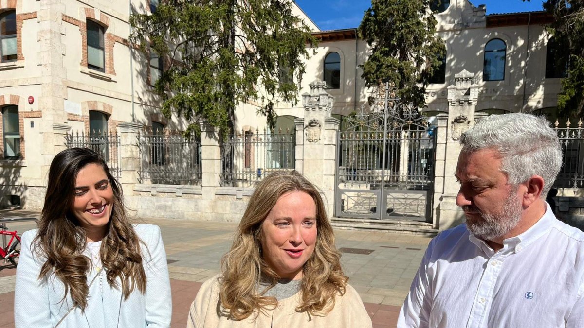 La candidata a la alcaldía Cristina Ayala, durante su intervención acompañada por parte de su candidatura.