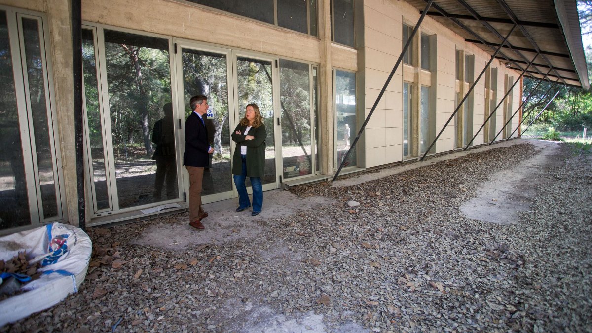 Cristina Ayala con César Barriada en la visita al edificio principal del complejo que hoy se usa como trastero y donde el PSOE plantea ubicar Protección Civil.