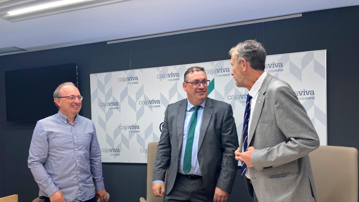 El director de UBU Verde, Luis Marcos, el gerente de Fundación Caja Rural, Germán Martínez, y el rector de la UBU, Manuel Pérez Mateos. ECB