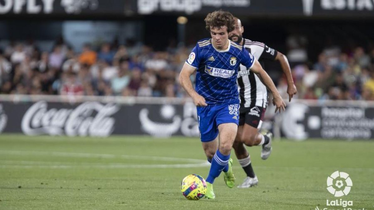 Juan Artola conduce el balón hacia el área del Cartagena, ayer en el estadio de Cartagonova. 