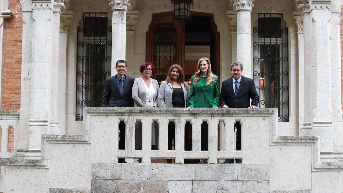 Mar Sancho, segunda por la derecha, con miembros de la Comisión Permanente de la Asociación de Academias de la Lengua Española.