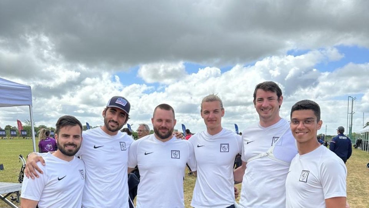 El burgalés, Pablo Acha (2º por la izquierda), junto a los arqueros del conjunto francés Stade Clermontois