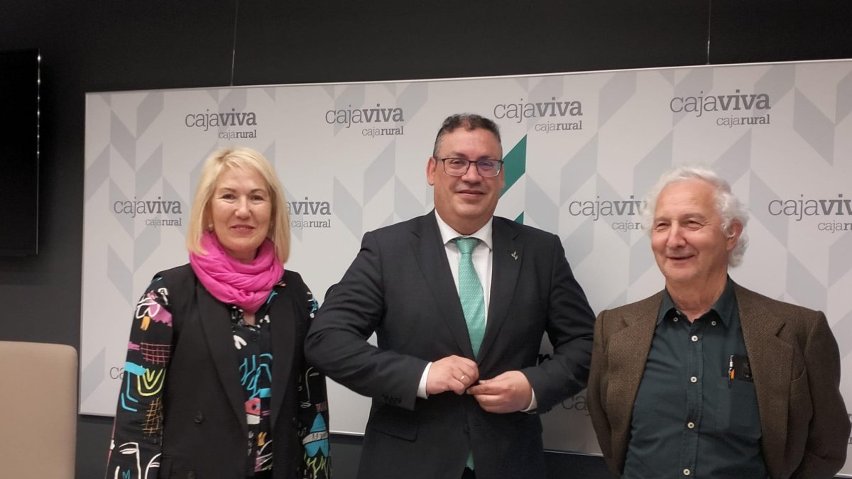 Begoña Castillejo, Germán Martínez y Antonio Arroyo durante la presentación del Premio Honorífico a la Enseñanza Matemática 2023.