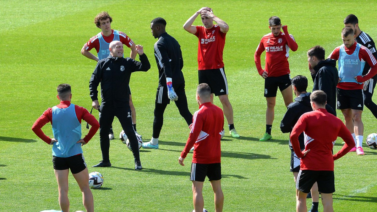 El técnico blanquinegro dirigiendo a sus pupilos durante un entrenamiento.