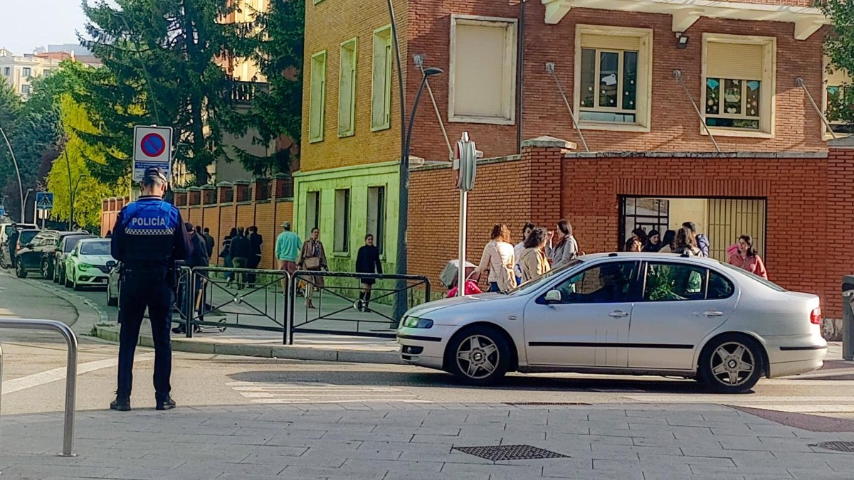 Un agente de la Policía Local, a la entrada del colegio Jesús María, en la calle Doctor Fleming de Burgos.
