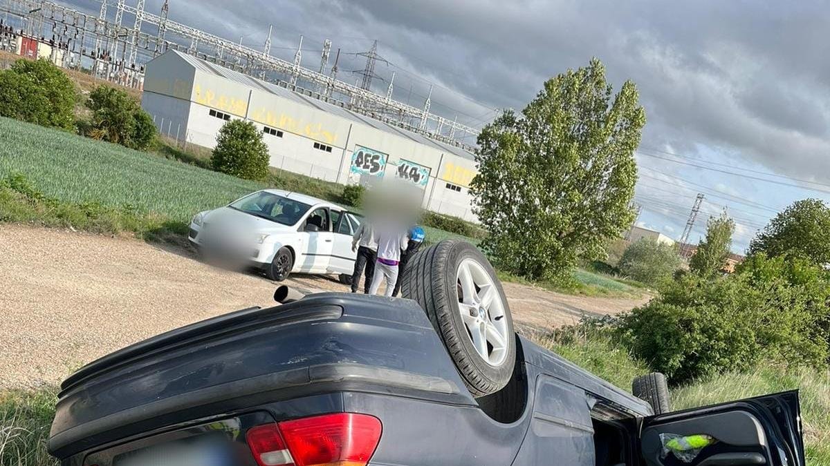 En la carretera de Poza se produjo un vuelco del vehículo a consecuencia de la supuesta intrusión en la calzada de un corzo.