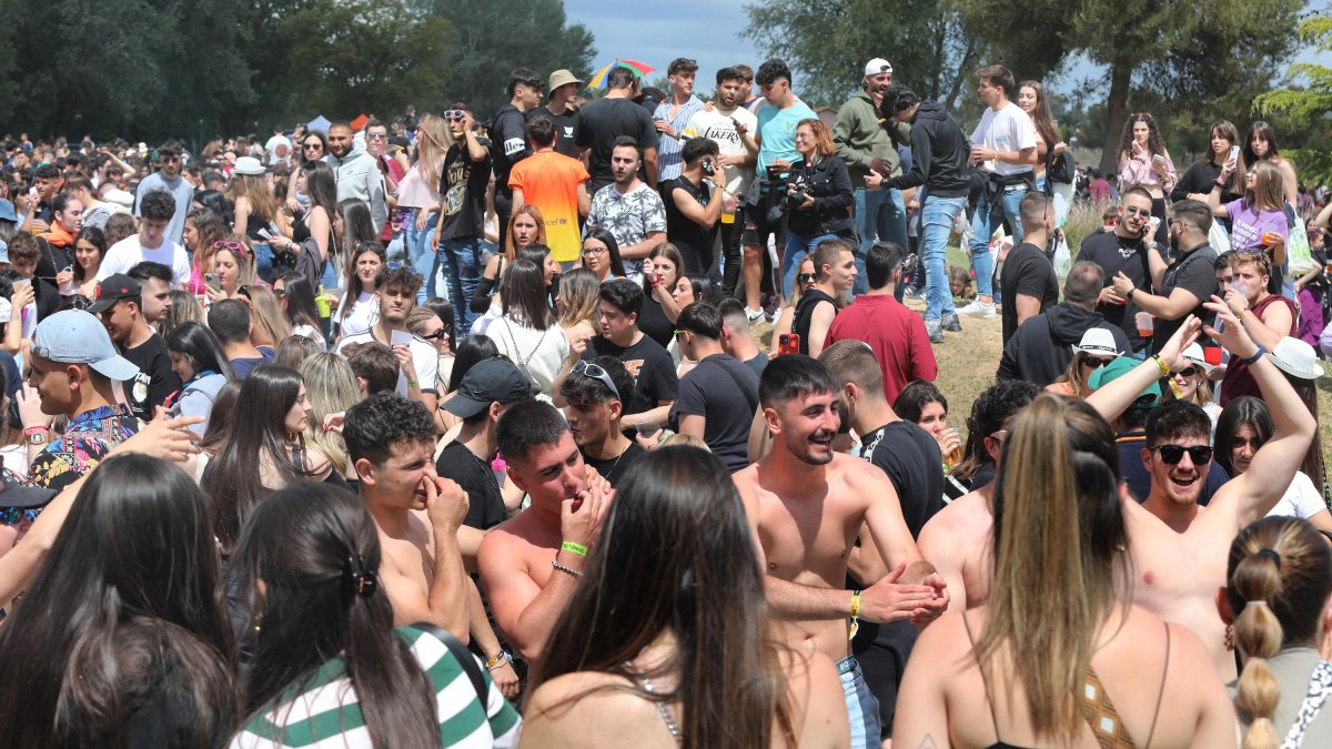 Miles de jóvenes de toda la Comunidad y de otros lugares de España en la fiesta universitaria de la ITA, que se celebra en el Parque Ribera Sur de Palencia