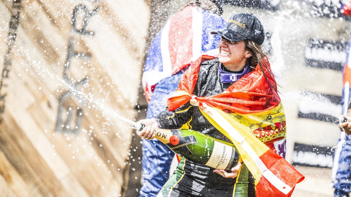 La piloto burgalesa, celebrando su triunfo en la Extreme E