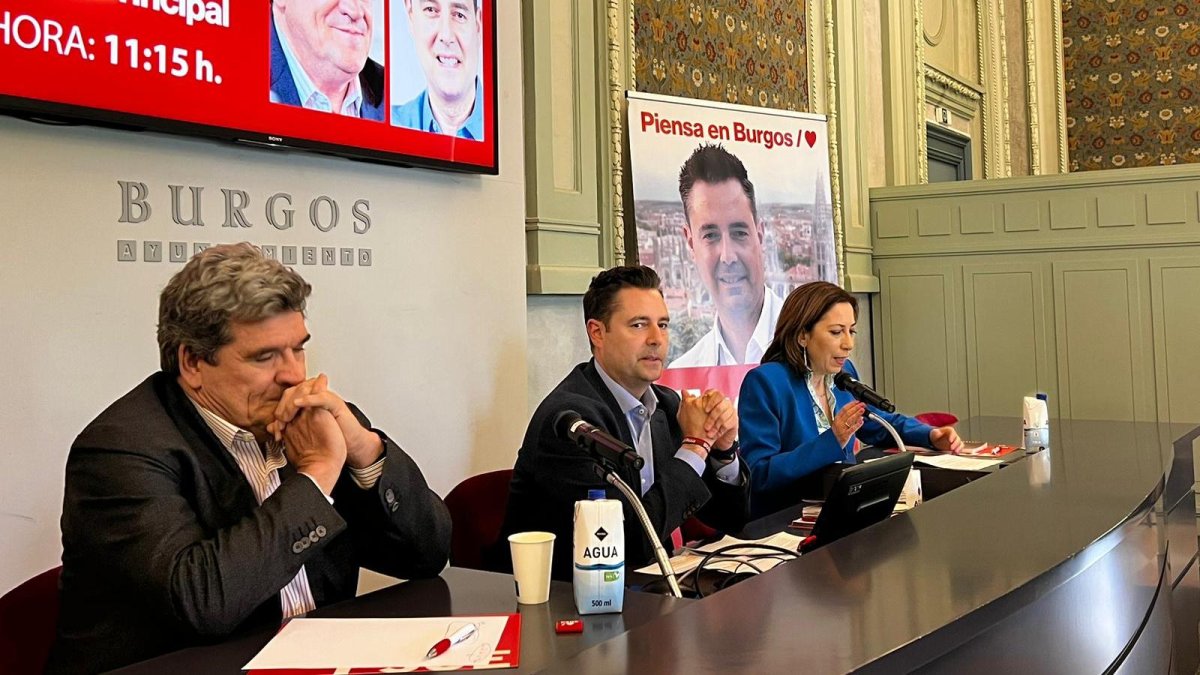 José Luis Escrivá, Daniel de la Rosa y María del Mar Arnáiz en el Teatro Principal de Burgos.