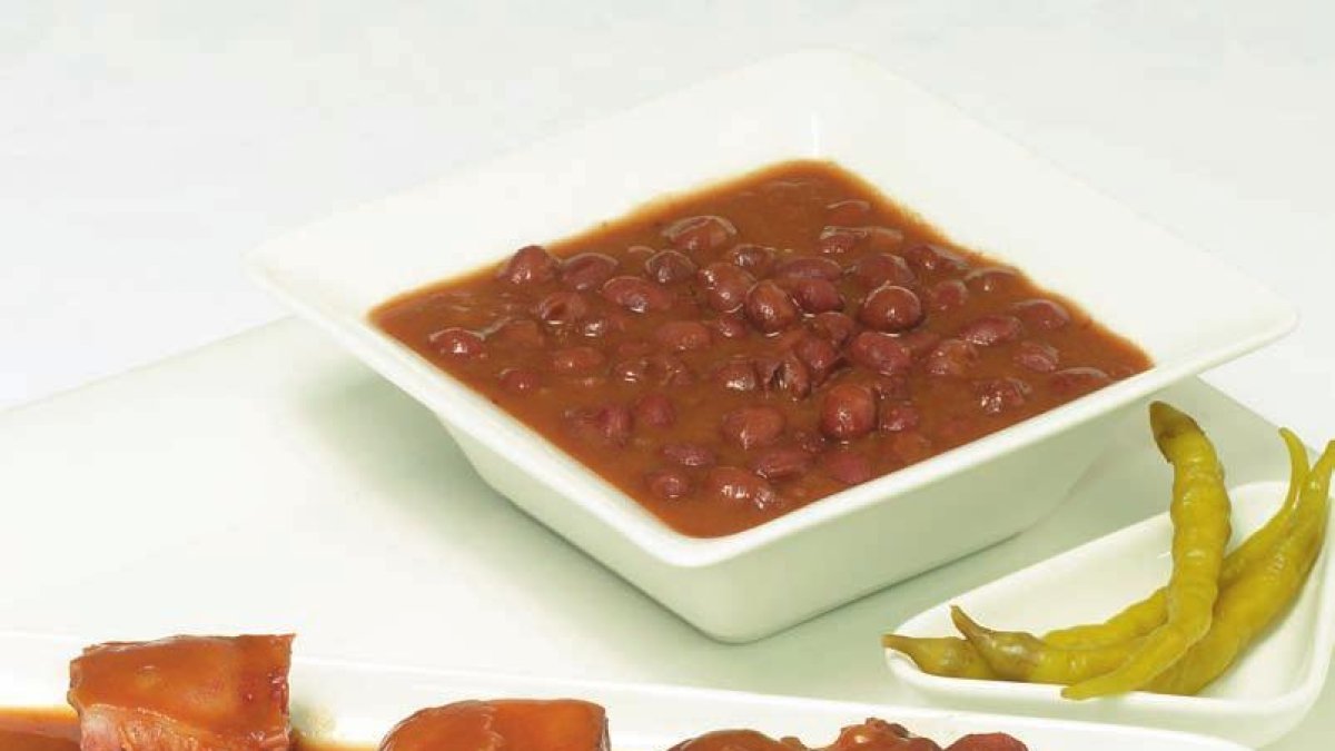 Presentación de un plato de olla podrida.