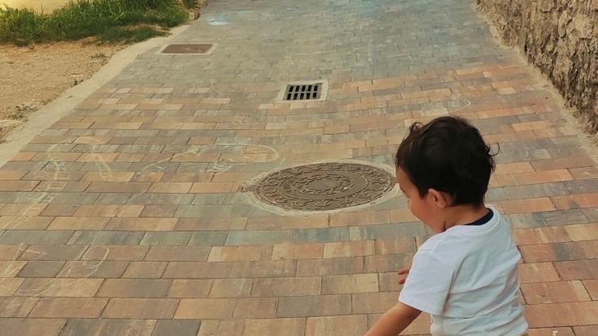 Un niño juega con una pelota.