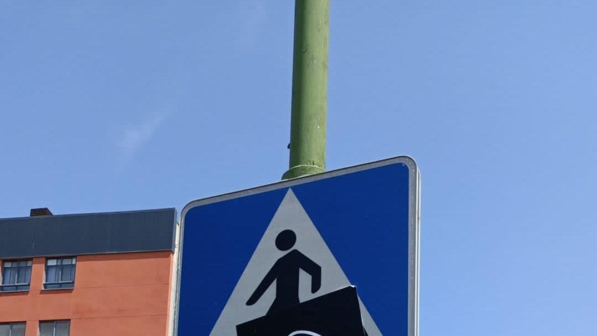 Pegatina contra el PSOE, en Burgos, en una señal de tráfico.