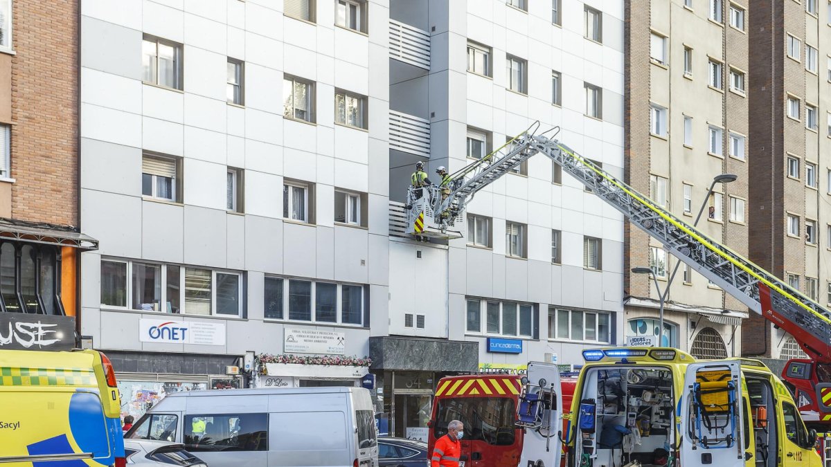Los elementos metálicos amortiguaron la caída del joven. S. OTERO