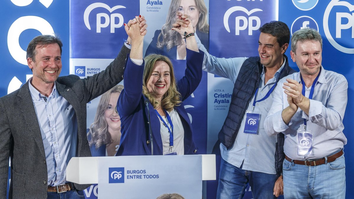 Ángel Ibáñez celebra el resultado electoral junto a Ayala celebra su resultado electoral junto a Borja Suárez Javier Lacalle.