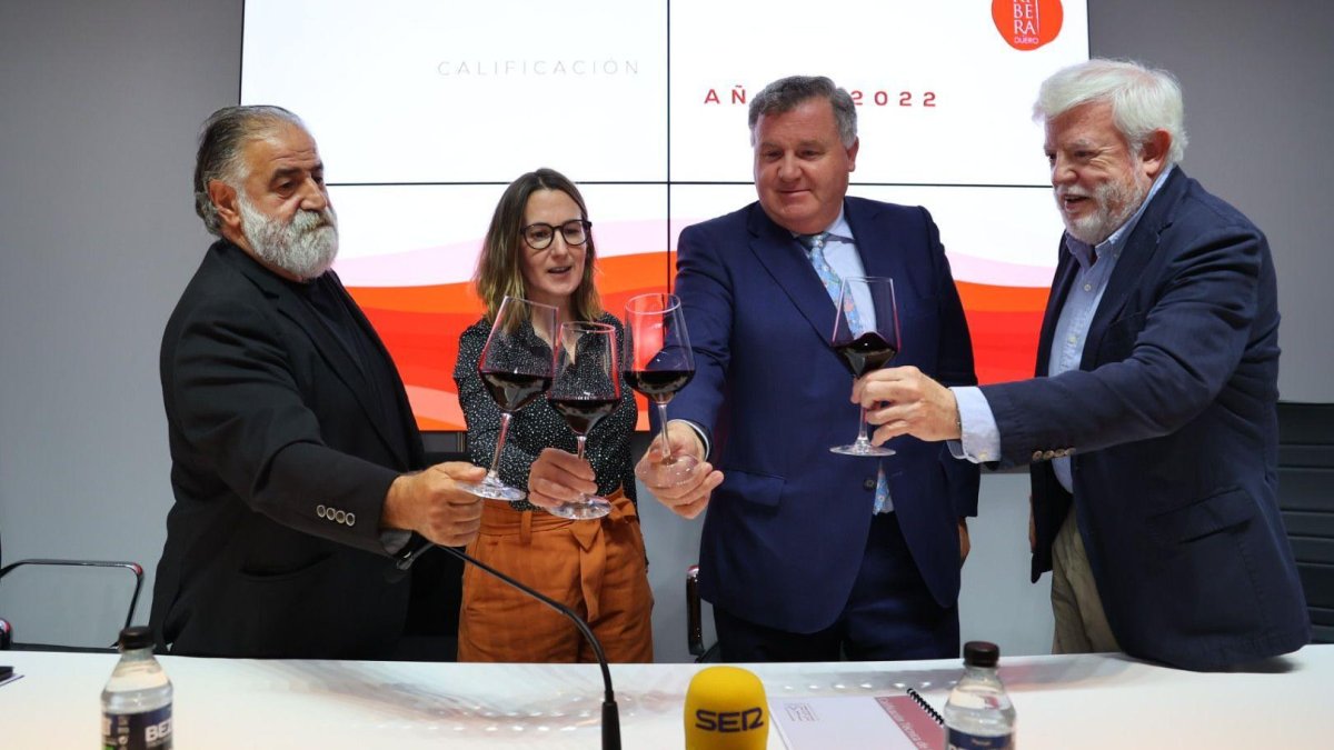 El presidente del Consejo Regulador y parte de los catadores brindan por la cosecha 2022