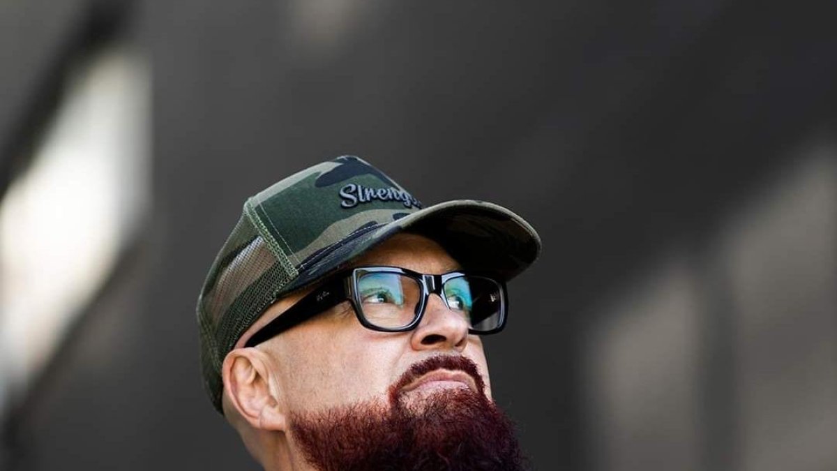 César Strawberry, vocalista y líder de Def Con Dos.