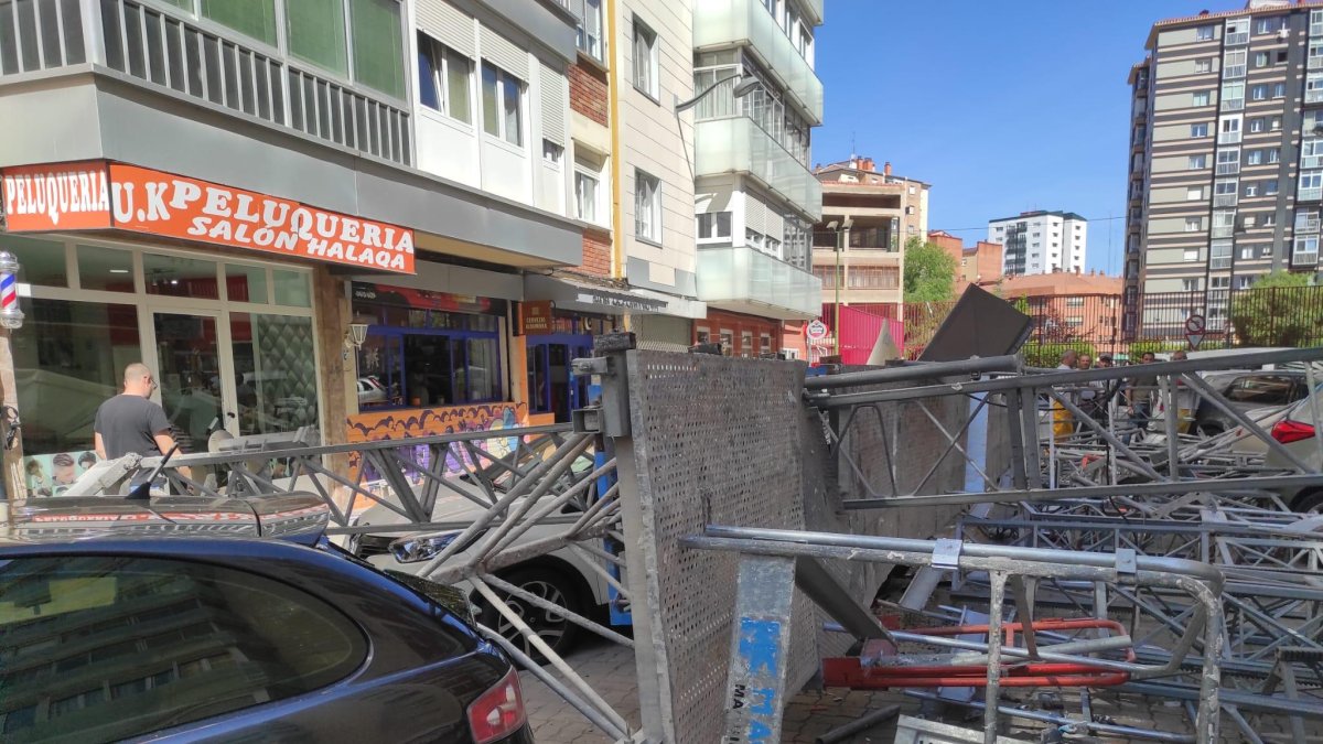 El andamio se ha caído en la Barriada Juan XXIII.