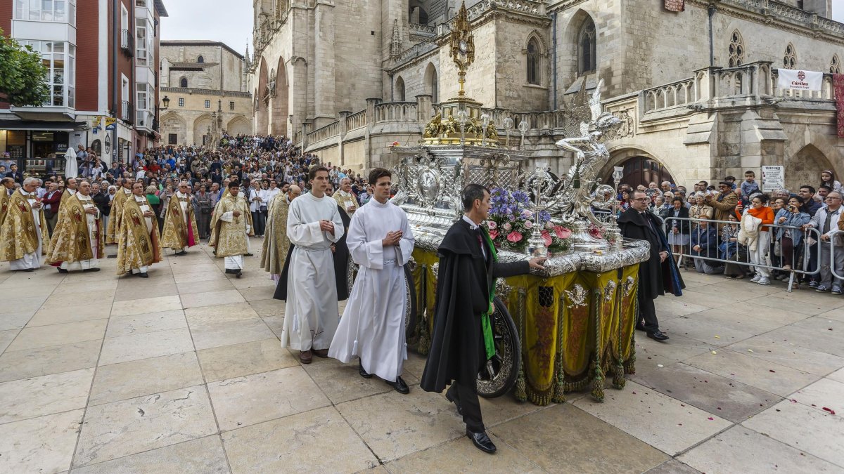 La carroza de plata con la Custodia al comienzo de la procesión.