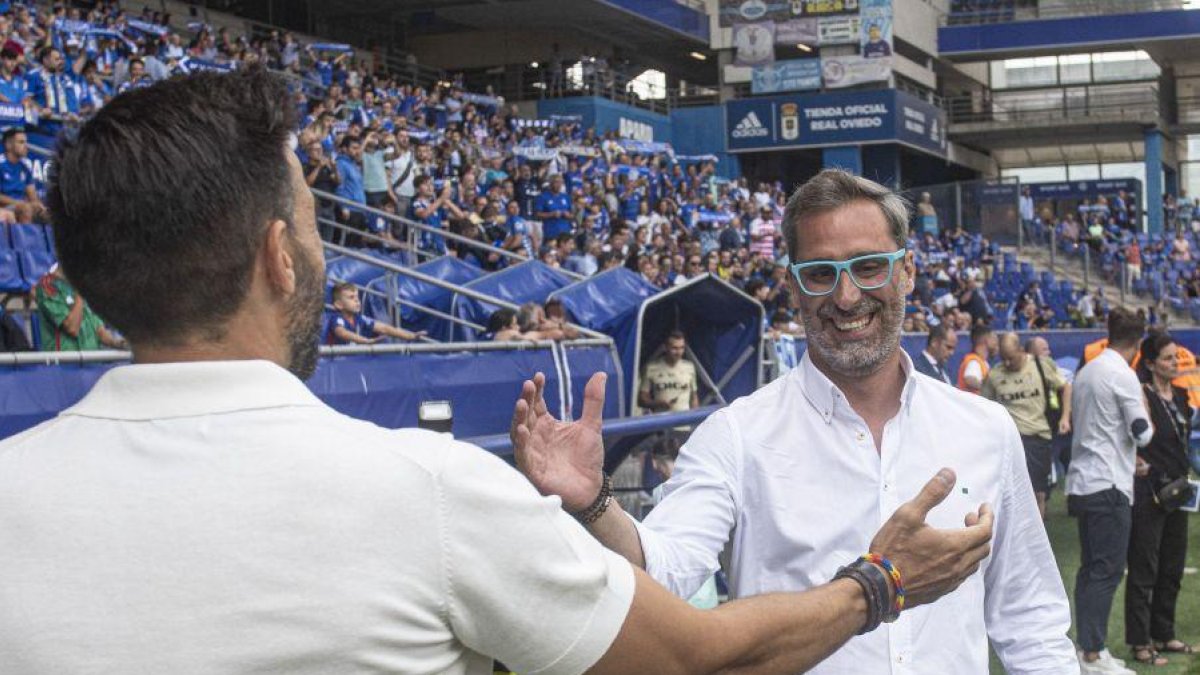 Bolo y Sarabia se saludan durante un encuentro de LaLiga.