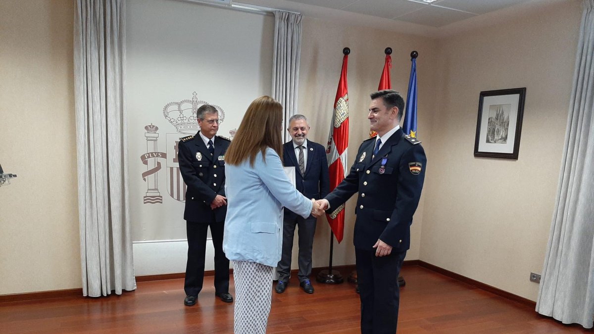 Barcones entrega la medalla al inspector jefe de la Brigada de Policía Judicial de Burgos, Jose Manuel del Barco.