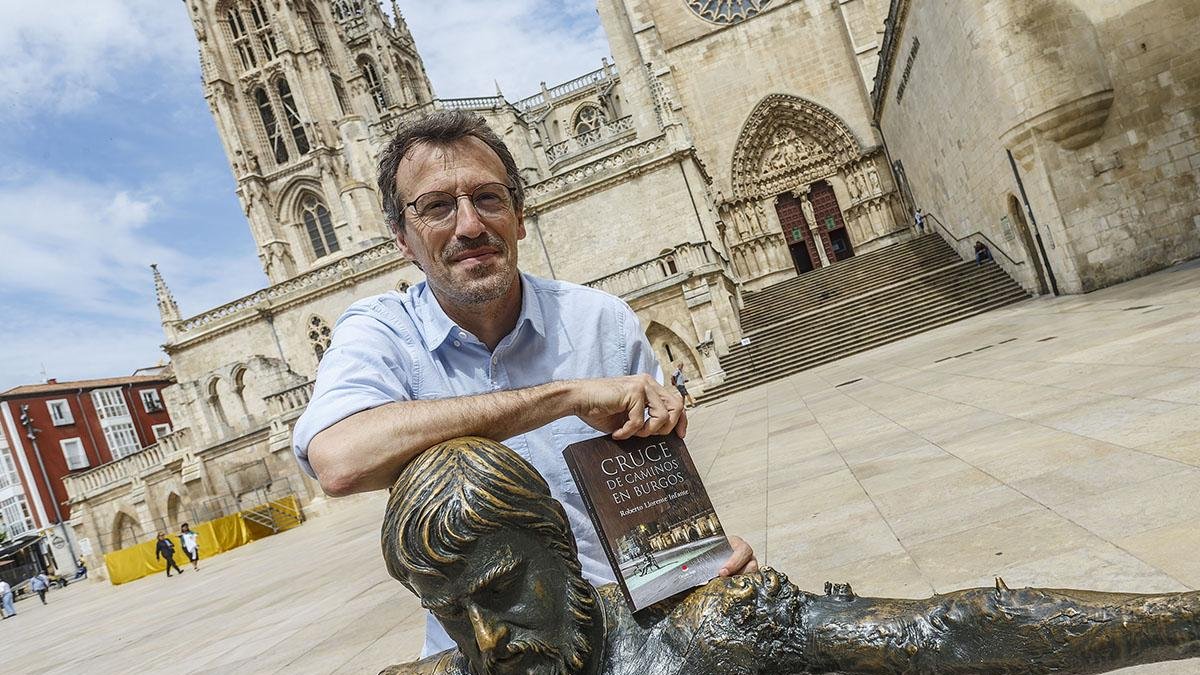 El escritor Roberto Llorente Infante, con un ejemplar de la novela ‘Cruce de caminos en Burgos’.