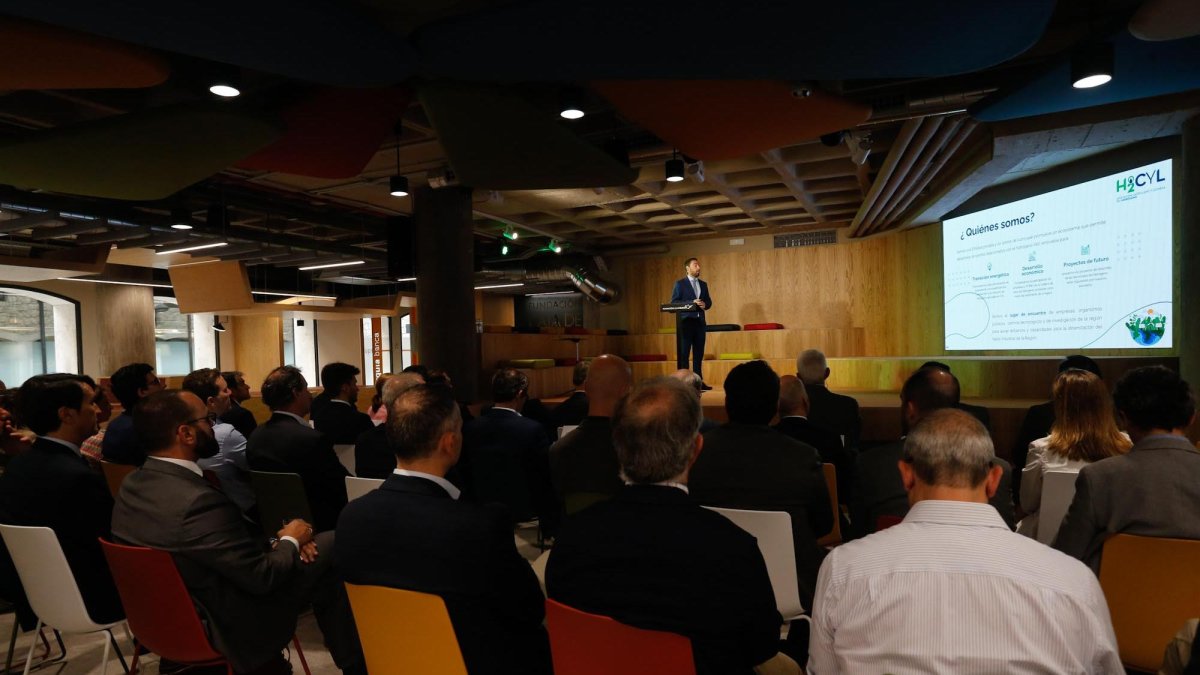 Un momento de la presentación del proyecto Hydeal, en la sala Ágora de la Fundación Caja de Burgos.