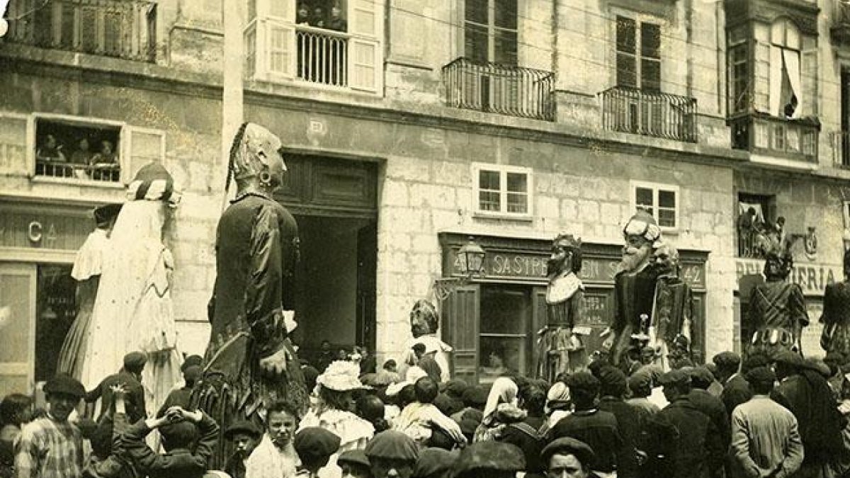 Los Gigantones, en el paseo del Espolón en 1893.