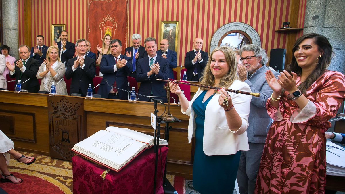 Ayala con el bastón de mando de la ciudad tras ser nombrada alcaldesa.