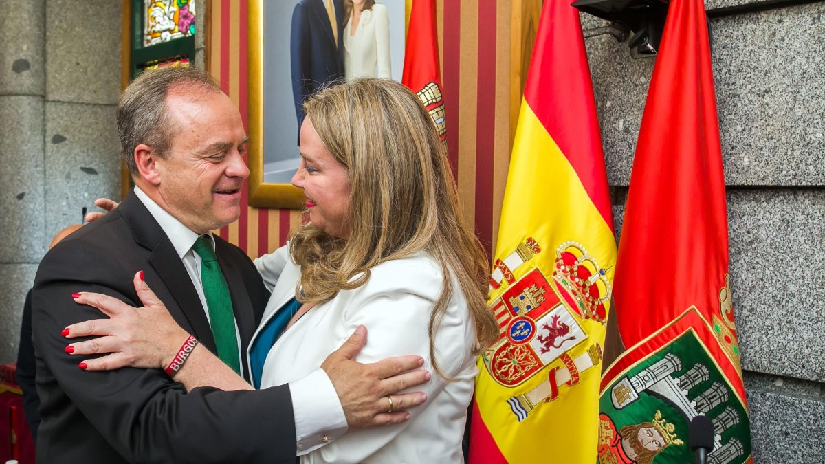 Martínez- Acitores y Ayala se abrazan tras el Pleno de constitución del Ayuntamiento hace justo un año.