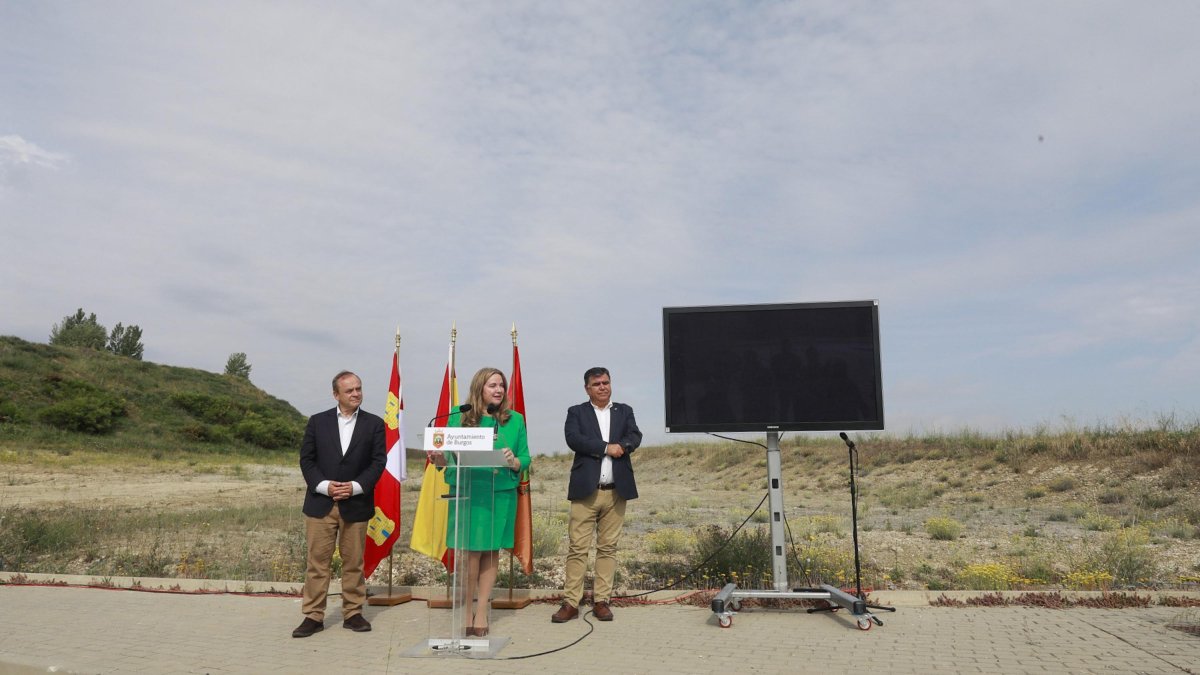 La alcaldesa, Cristina Ayala, con el vicealcalde, Fernando Martínez-Acitores, y el concejal de Infrestructuras, Juan Manuel Manso, en la presentación del proyecto del recinto ferial.