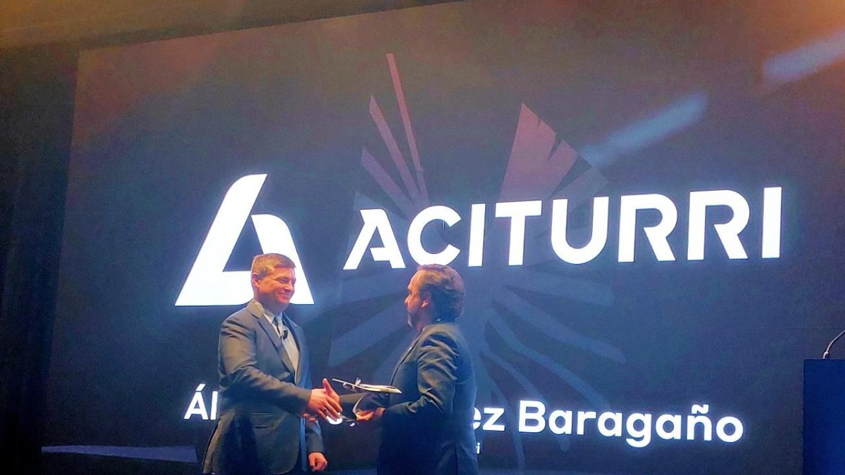 Álvaro Fernández Baragaño (dcha), CEO de Aciturri, saluda al fundador y CEO de Boom Supersonic, Blake Scholl, durante la presentación del acuerdo.