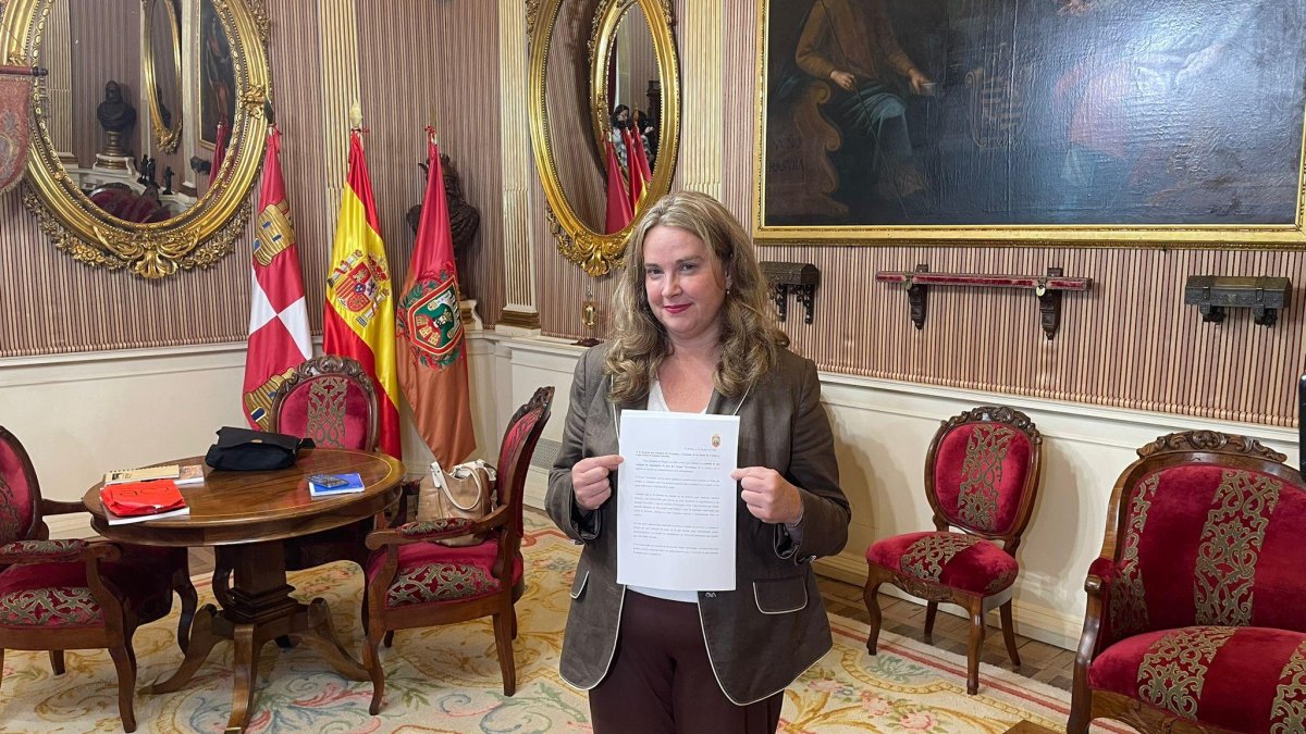 Cristina Ayala, en una imagen de archivo, mostrando la carta enviada a la Junta de Castilla y León para tratar sobre el parque tecnológico y el centro de salud del Silo.