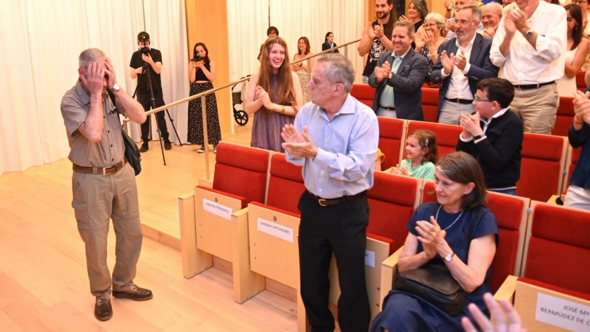 José Maria Bermúdez de Castro en el momento de entrar a su acto de homenaje y reconocimiento de compañeros, alumnos y familiares.