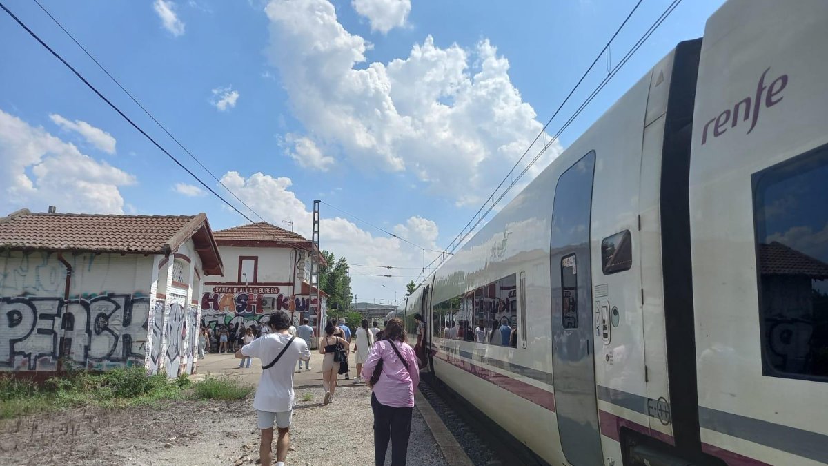 Viajeros apeados en la estación de Monasterio de Rodilla a la espera de que el tren reanudase la marcha en una imagen de archivo de un incidente anterior.