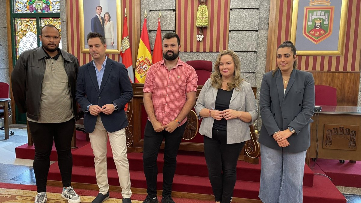 Imagen de la alcaldesa, la portavoz y el portavoz del PSOE; Daniel de la Rosa con representantes de Espacio Seguro.