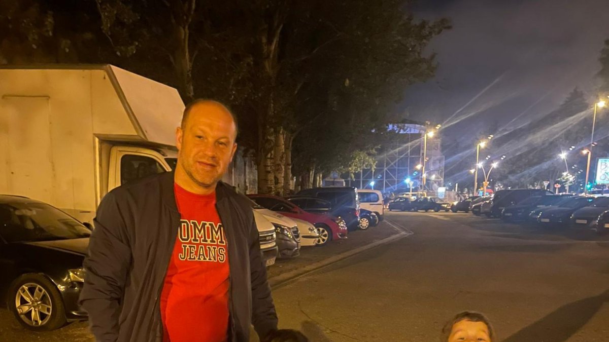 Martín con su hermano y su padre antes del concierto de La MODA.