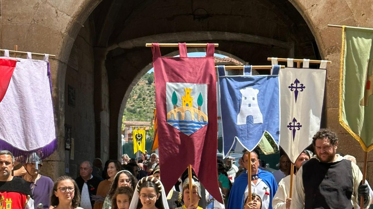 Desfile medieval en Covarrubias durante la Fiesta de la Cereza.