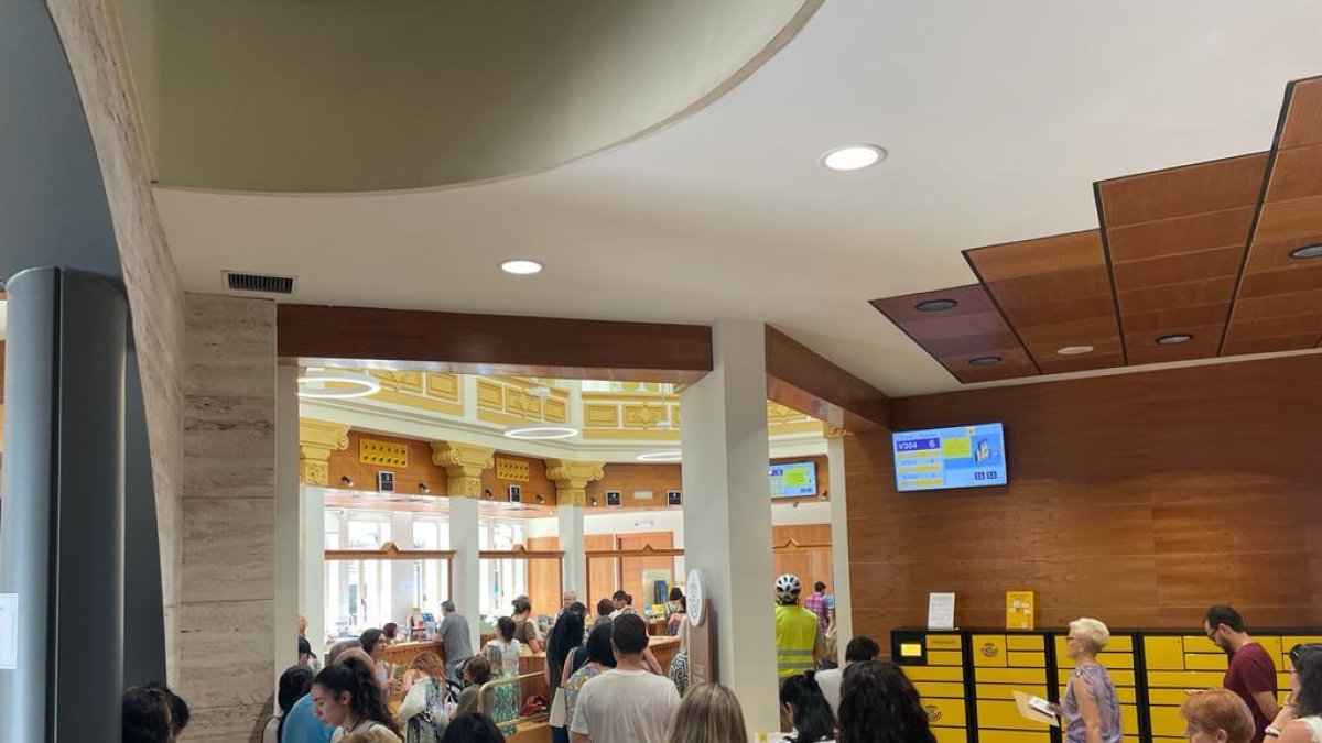 Colas de voto por correo en la oficina central de Burgos.