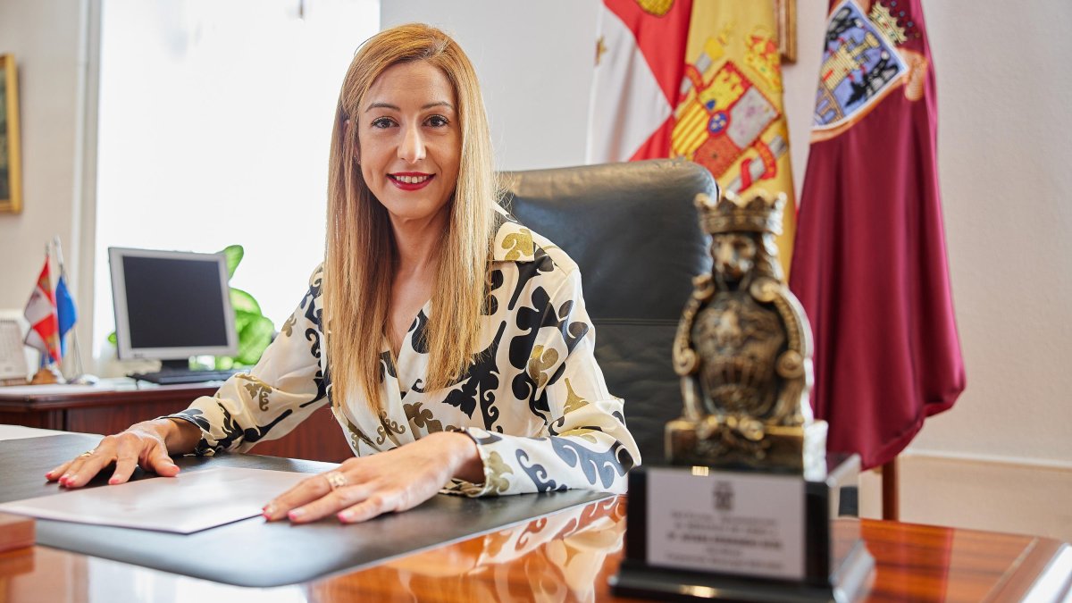 Aitana Hernando, alcaldesa de Miranda de Ebro, en su despacho.