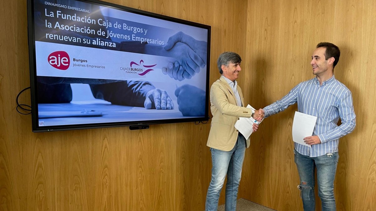 Javier Cuasante y Álvaro Peso sellan el acuerdo.
