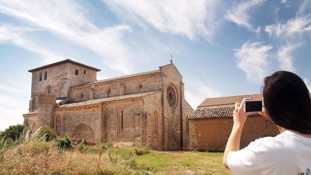 Nadie se resiste a fotografiar la imponente estampa de la iglesia de Santiago Apóstol de Villamorón.