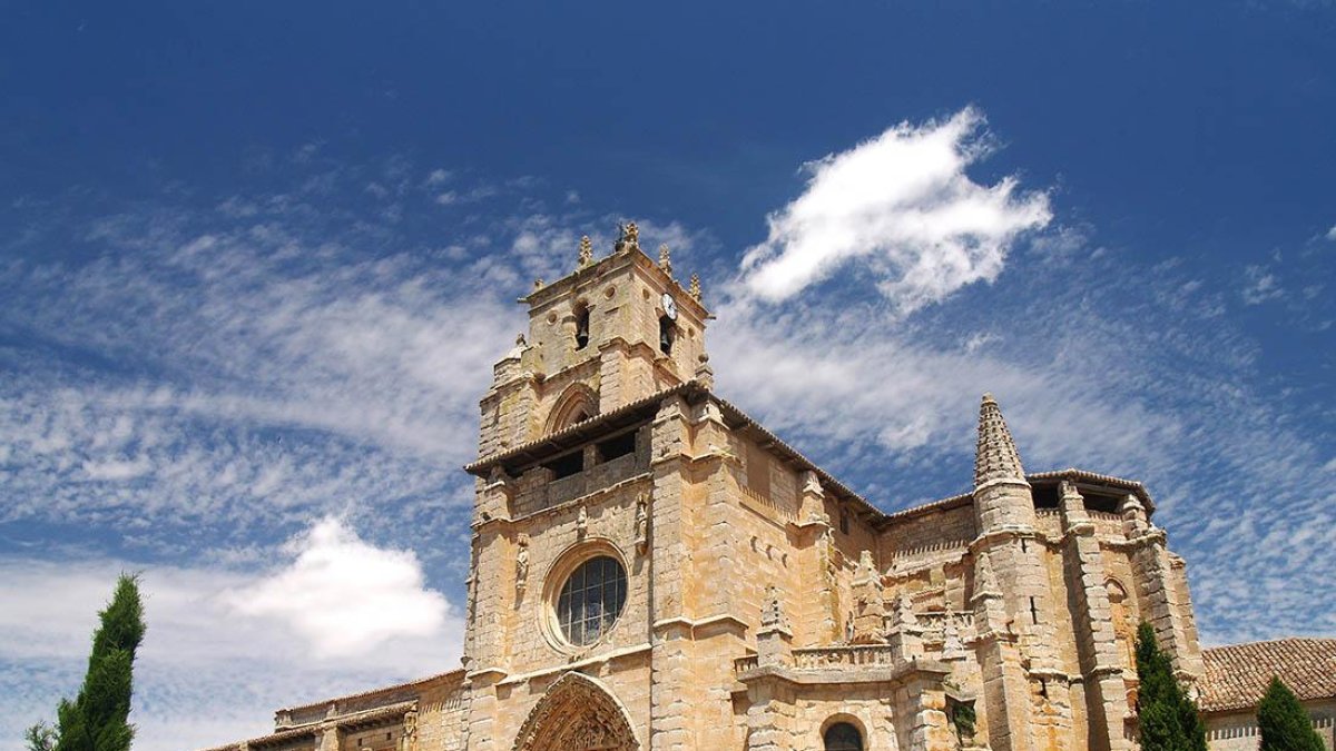 Imagen de la imponente iglesia de Santa María la Real de Sasamón.