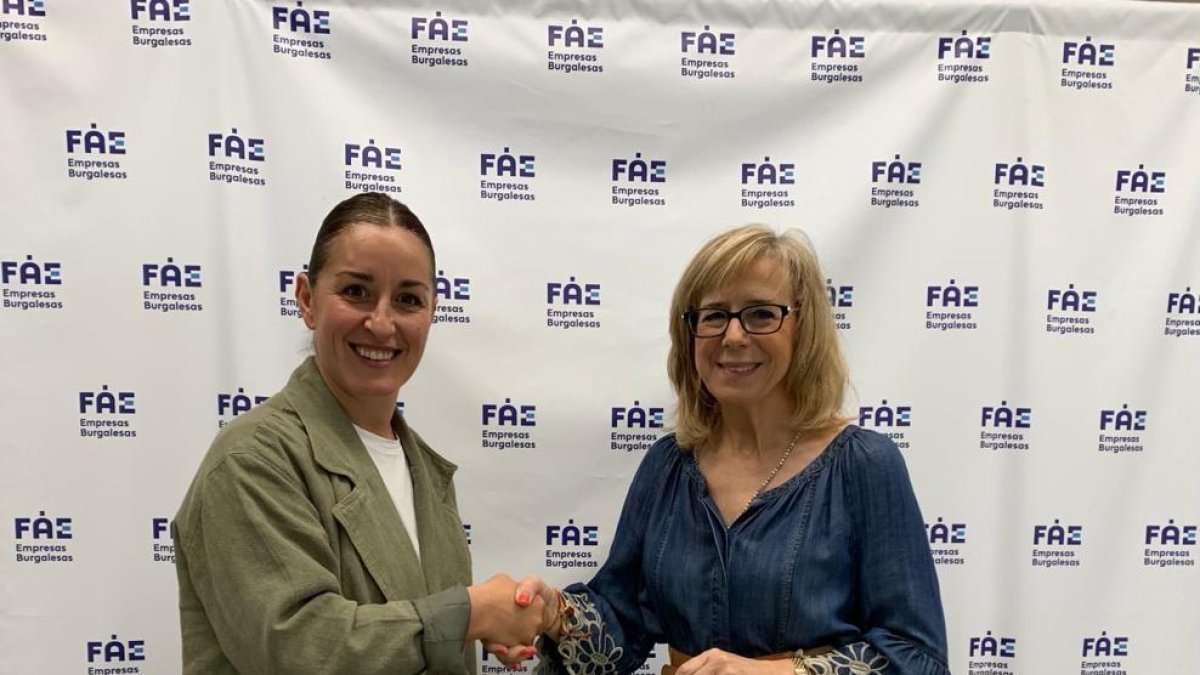 Natalia Díez, responsable de Acción Social de CaixaBank en Castilla y León y Emiliana Molero, secretaria general de FAE.