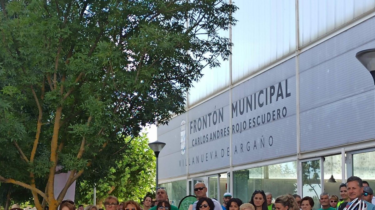 Vecinos y veraneantes tras la pasada marcha solidaria.