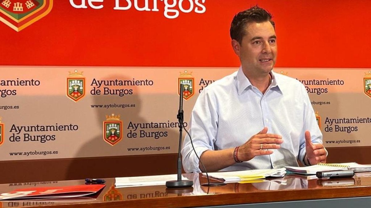 El portavoz del PSOE en el Ayuntamiento de Burgos, Daniel de la Rosa, durante su comparecencia.