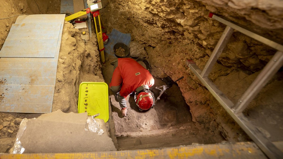 El trabajo en Mirador es doble: se mapea el registro arqueológico, se baja en escalón para acceder al sistema de galerías hoy completamente relleno .