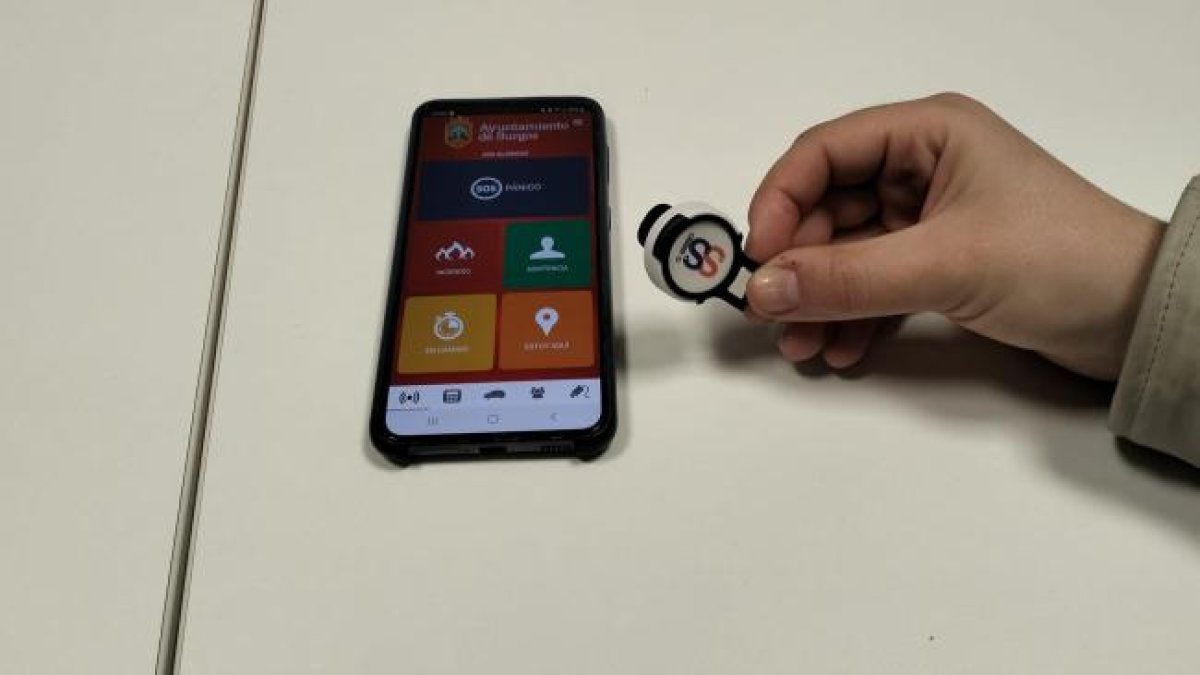 Este es el botón del pánico, un dispositivo bluetooth que la mujer puede activar y la aplicación del móvil que es la que conecta directamente con el sistema de alertas de la Policía Local.